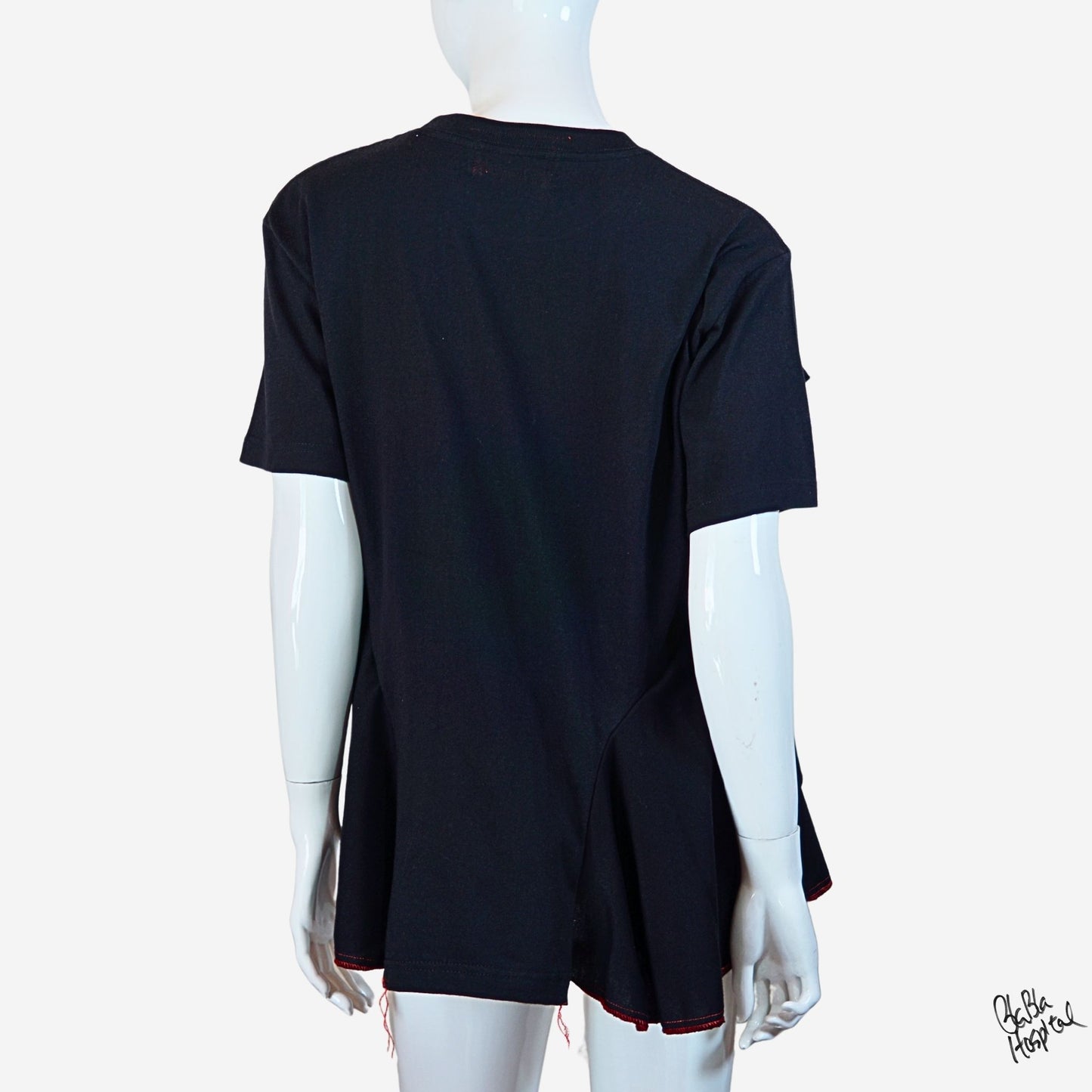Face No.006 | Red yarn guys – Black Blabla T-shirt