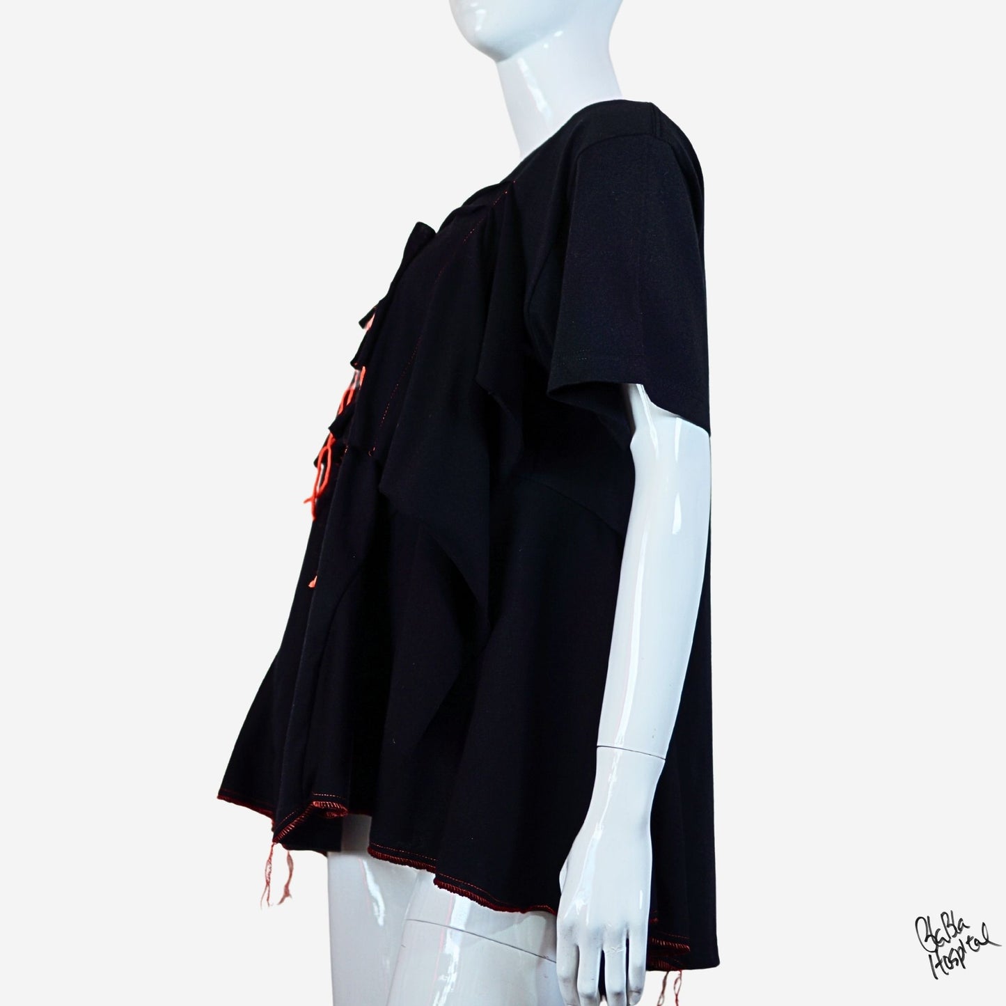 Face No.006 | Red yarn guys – Black Blabla T-shirt