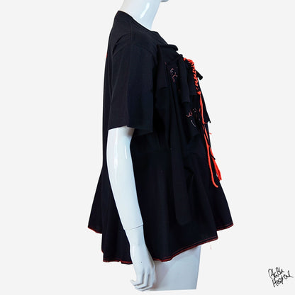 Face No.006 | Red yarn guys – Black Blabla T-shirt