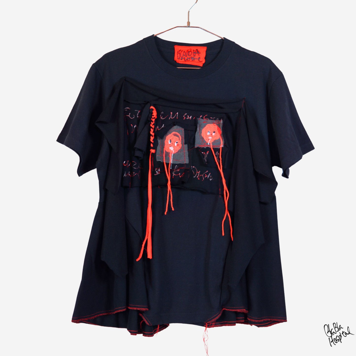 Face No.006 | Red yarn guys – Black Blabla T-shirt
