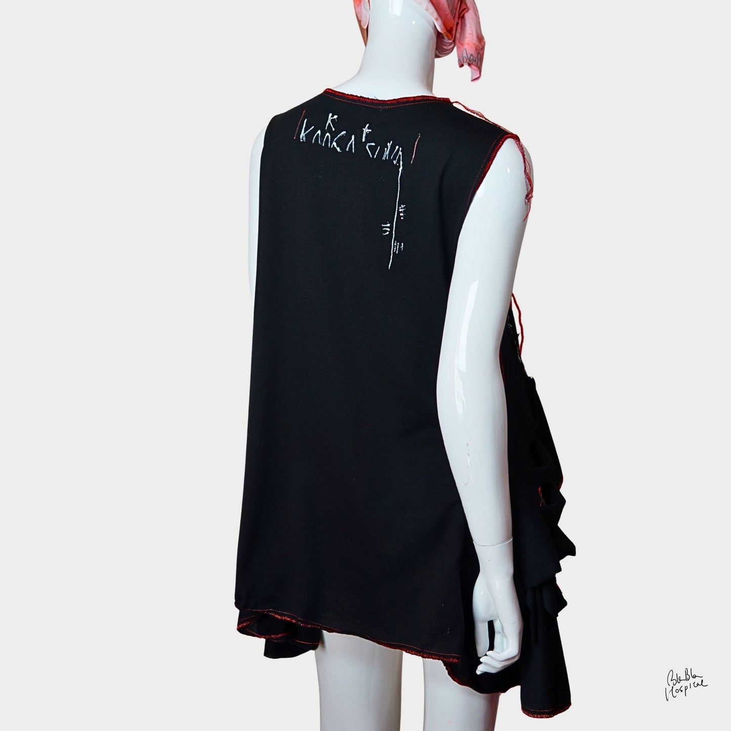 Twinmood – No.01b | Sleeveless Black Top